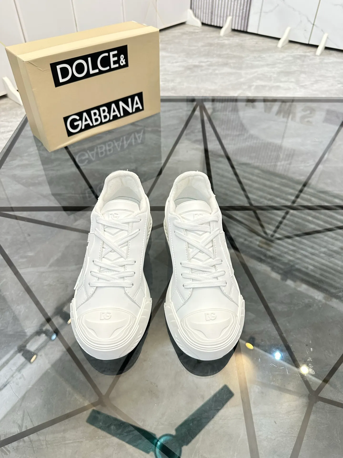 Men's shoes for sale 💰: 💰P500¥ Product trademark: DG* "Dolce & Gabbana*" low-cut casual shoes Regular size: 35-45 (can be customized to 46) Couple style Product material: imported silk leather upper, breathable lining, original outsole. Number: 803
